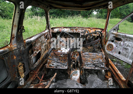 Abandonné et brûlé sur la voiture des bas près de Brighton. Banque D'Images