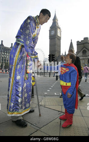 L'homme le plus haut du monde, Xi Shun qui se dresse à 7ft 8,59 in / 2m 36,1 cm rencontre Kiran Shah,Qui à 4ft 1.7in / 1m 26,3cm est le plus court professionnel cascadeur dans le monde, lors du lancement de la version 2006 des records du monde Guinness sur la place du Parlement, dans le centre de Londres. Banque D'Images