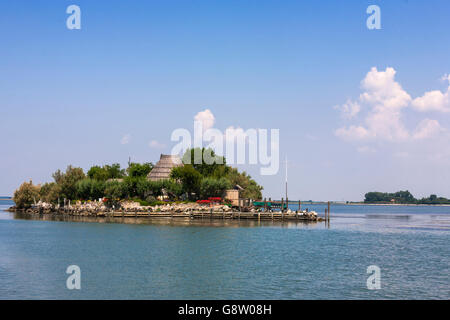 Une petite île avec un pêcheur 'casoni' à Laguna di Trieste, Frioul-Vénétie Julienne, Italie Banque D'Images