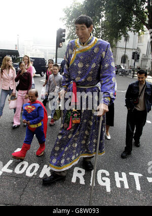 L'homme le plus haut du monde, Xi Shun qui se dresse à 7ft 8,59 in / 2m 36,1 cm rencontre Kiran Shah, Qui à 4ft 1.7in / 1m 26,3cm est le plus court professionnel cascadeur dans le monde, lors du lancement de la version 2006 des records du monde Guinness sur la place du Parlement, centre de Londres, jeudi 22 septembre 2005. APPUYEZ SUR ASSOCIATION photo. Le crédit photo devrait se lire : Andrew Parsons/PA. Banque D'Images