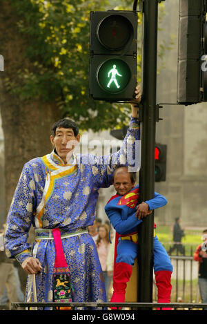 L'homme le plus haut du monde, Xi Shun qui se dresse à 7ft 8,59 in / 2m 36,1 cm rencontre Kiran Shah, Qui à 4ft 1.7in / 1m 26,3cm est le plus court professionnel cascadeur dans le monde, lors du lancement de la version 2006 des records du monde Guinness sur la place du Parlement, centre de Londres, jeudi 22 septembre 2005. APPUYEZ SUR ASSOCIATION photo. Le crédit photo devrait se lire : Andrew Parsons/PA. Banque D'Images