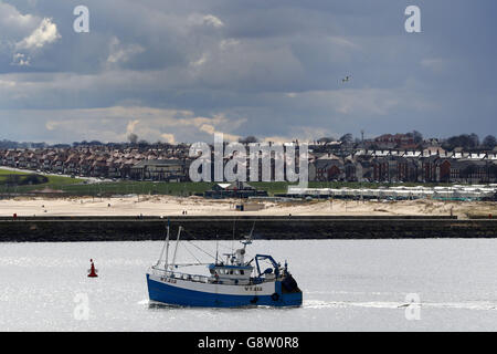 Un bateau de pêche de North Shields Fish Quay part de l'embouchure de la rivière Tyne en Tyne et de Wear. Banque D'Images