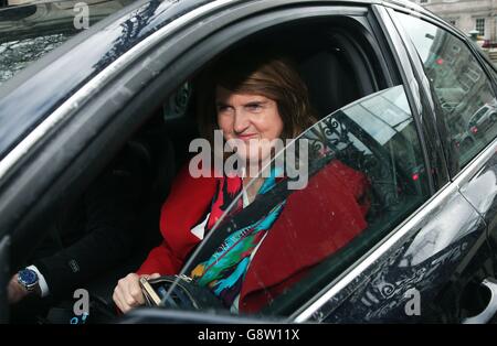 Le Tanaiste et le leader travailliste Joan Burton quittent Leinster House, à Dublin, alors que Fianna Fail et Fine Gael tiennent des réunions parlementaires avant de poursuivre les pourparlers entre Taoiseach Enda Kenny et le leader Fianna Fail Micheal Martin sur la formation d'un gouvernement. Banque D'Images