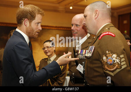 Le prince Harry (à gauche) parle au sergent de commandement Glenn Haughton (au centre) et au sergent de garnison Vern Stokes (à droite) lors du déjeuner du grand curry du maire Lord en aide à la Fondation des soldats ABF (Fonds de bienfaisance de l'Armée), au Guildhall de Londres. Banque D'Images