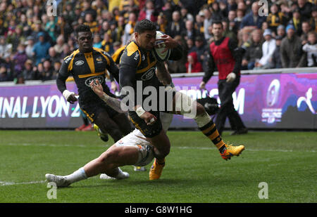 Charles Piutau de Wasps (à droite) plonge pour marquer ses côtés première tentative du match pendant la coupe des champions d'Europe, quart de finale au Ricoh Arena, Coventry. Banque D'Images