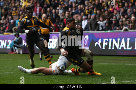 Charles Piutau de Wasps (à droite) plonge pour marquer ses côtés première tentative du match pendant la coupe des champions d'Europe, quart de finale au Ricoh Arena, Coventry. Banque D'Images