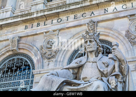 Low Angle View of statue de pierre contre l'édifice historique Banque D'Images