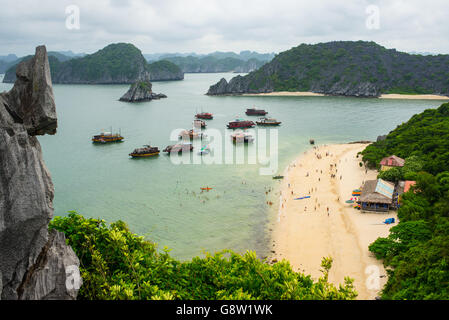 Vue sur la plage de monkey island une destination touristique populaire dans la baie d'Ha Long, Vietnam du Nord. Banque D'Images