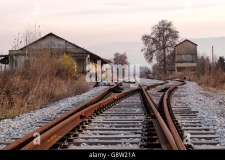 Ancienne gare ferroviaire et les voies, de Florina, le nord de la Grèce, à l'automne Banque D'Images