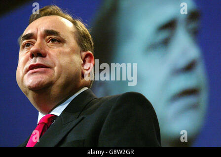 Alex Salmond, chef du parti national écossais, prononce son discours sous une image d'écran énorme de lui-même lors de la conférence annuelle du parti à Aviemore, le vendredi 23 septembre 2005.Voir PA Story SCOTLAND SNP.APPUYEZ SUR ASSOCIATION photo.Le crédit photo devrait se lire comme suit : David Cheskin/PA Banque D'Images