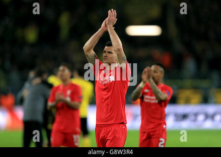 Dejan Lovren de Liverpool applaudit les fans de voyage après la finale sifflet Banque D'Images