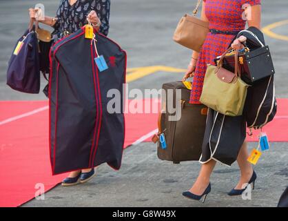 Assistant de la duchesse de la Secrétaire privée de Cambridge Sophie Agnew (à gauche) et la duchesse de l'AP de Cambridge et de la styliste Natasha Archer portent des bagages lorsqu'ils arrivent à l'aéroport de Tezpur à Assam, en Inde, le troisième jour de la visite royale en Inde et au Bhoutan. Banque D'Images