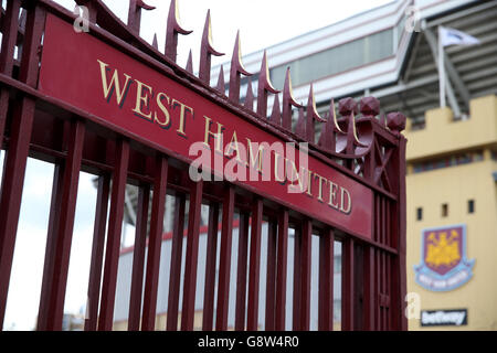 Vue générale des portes d'entrée du sol avant le match de la Emirates FA Cup, quart de finale Replay à Upton Park, Londres. Banque D'Images