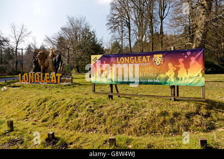 Une bannière célébrant le 50e anniversaire de Longleat à l'entrée du domaine de Longleat, Wiltshire, Royaume-Uni. 17 mars 2016. Banque D'Images