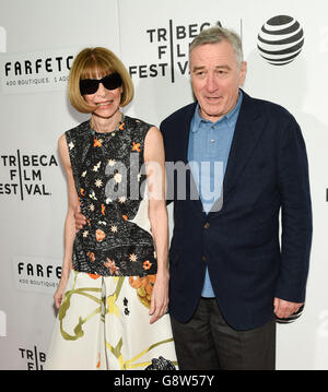 La rédactrice en chef de l'American Vogue Anna Wintour et le co-fondateur du Tribeca film Festival Robert de Niro assistent à la soirée d'ouverture du Tribeca film Festival première mondiale du « Premier lundi de mai » au théâtre John Zuccotti au BMCC Tribeca Performing Arts Center le mercredi 13 avril 2016, à New York.(Photo par Evan Agostini/Invision/AP) Banque D'Images