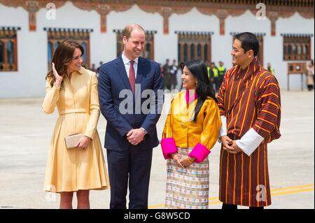 Le duc et la duchesse de Cambridge posent pour une photo avec la sœur du roi du Bhoutan Chhimi Yangzom et son mari à l'aéroport international de Paro, au Bhoutan, au cours du cinquième jour de la tournée royale en Inde et au Bhoutan. Banque D'Images