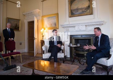 Le Premier ministre David Cameron (à droite) et le secrétaire général de l'OTAN Jens Stoltenberg en tant que secrétaire à la Défense Michael Fallon se penche (à gauche) sur une réunion bilatérale au 10 Downing Street à Londres. Banque D'Images