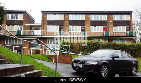 LES ÉDITEURS NOTENT QUE LA PLAQUE D'IMMATRICULATION A ÉTÉ PIXÉLISÉE PAR LE PA PICTURE DESK. La police sur les lieux de l'incident à Plowright Close, Sheffield, où une femme officier a subi des « blessures graves multiples » et quatre hommes officiers ont également été blessés lors d'un incident impliquant un homme qui aurait été armé d'une hache. Banque D'Images