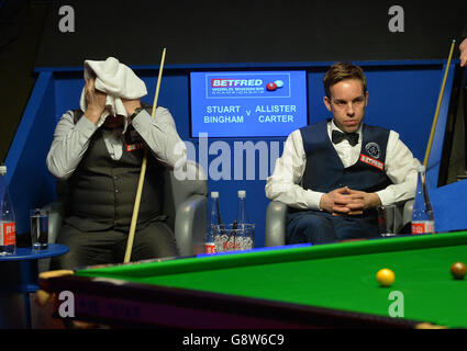 Stuart Bingham (à gauche) et Ali carter lors de leur premier tour de match au cours du premier jour des Championnats du monde de Betfred Snooker au Crucible Theatre, Sheffield. Banque D'Images