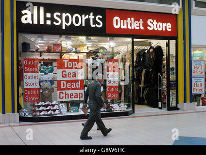 Un magasin Allsports dans le centre commercial One Stop de Perry Barr, Birmingham, le mardi 27 septembre 2005. Le détaillant de vêtements de sport est allé dans l'administration mettant en danger 1,700 emplois, il est apparu aujourd'hui. L'administrateur BDO Stoy Hayward a déclaré que la chaîne de 267 magasins a été frappée par une baisse « significative » des ventes similaires et une guerre des prix chez les détaillants de vêtements de sport. Voir PA Story CITY Allsports. APPUYEZ SUR ASSOCIATION photo. Le crédit photo devrait se lire: David Jones/PA. Banque D'Images