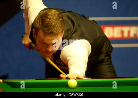 Shaun Murphy d'Angleterre à la table pendant le deuxième jour des Championnats du monde de Betfred Snooker au Cruckle Theatre, Sheffield. Banque D'Images