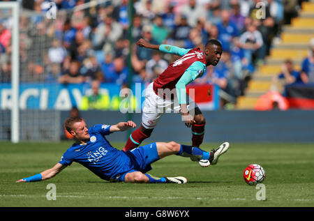 Leicester City v West Ham United - Barclays Premier League - King Power Stadium.Jamie Vardy de Leicester City (à gauche) et Emmanuel Emenike de West Ham United pour le ballon. Banque D'Images