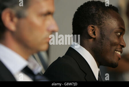 Jose Mourinho, directeur de Chelsea, écoute Michael Essien lors d'une conférence de presse à l'aéroport international John Lennon de Liverpool, le mardi 27 septembre 2005.Chelsea jouera à Liverpool dans leur affrontement de la Ligue des Champions demain soir.APPUYEZ SUR ASSOCIATION photo.Le crédit photo devrait se lire : Phil Noble/PA. Banque D'Images