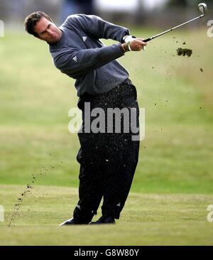 Le capitaine de cricket de l'Angleterre Michael Vaughan joue un tir lors d'une séance d'entraînement sur l'Old course, à St Andrews, Fife, le mercredi 28 septembre 2005, En avance sur les Dunhill Links Championships qui débuteront demain. APPUYEZ SUR ASSOCIATION photo. Le crédit photo devrait se lire comme suit : Andrew Milligan/PA. Banque D'Images