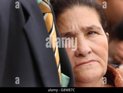 Maria Oton de Menezes, la mère de l'électricien brésilien Jean Charles de Menezes qui a été abattu par la police armée, est embrassée par son fils Giovani, en dehors de la scène du tournage à la station de métro Stockwell dans le sud de Londres, le mercredi 28 septembre 2005. L'homme de 27 ans a été trompé pour un attentat suicide commis par la police le 22 juillet et tué sept fois dans la tête. Voir l'histoire des PA, postes DE POLICE. APPUYEZ SUR ASSOCIATION photo. Le crédit photo devrait se lire: Chris Young/PA. Banque D'Images