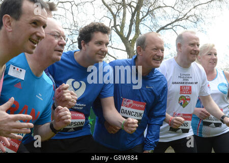 Les députés (de gauche à droite) Alun Cairns, Alistair Burt, Edward Timpson, Simon Danczuk, Graham Evans et Amanda Soloway et Edward Timpson, à l'extérieur des chambres du Parlement du centre de Londres, alors qu'ils se préparent à se présenter au Marathon de Londres de Virgin Money de cette année. Banque D'Images