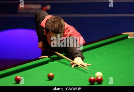 Michael Holt en action contre Neil Robertson lors du quatrième jour des Championnats du monde de Betfred Snooker au Crucible Theatre, Sheffield. Banque D'Images