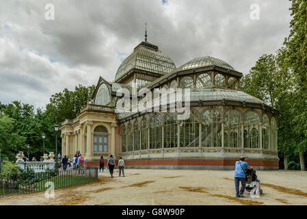 Le palais de cristal dans le parc Buen Retiro à Madrid, capitale de l'Espagne Banque D'Images