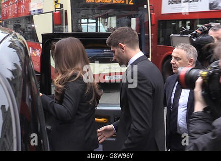 MEILLEURE QUALITÉ DISPONIBLE vidéo encore prise de PA vidéo du footballeur Ched Evans quittant la Cour d'appel à Londres avec son partenaire Natasha Massey, après avoir gagné son appel contre sa condamnation pour avoir violé une femme de 19 ans. Banque D'Images