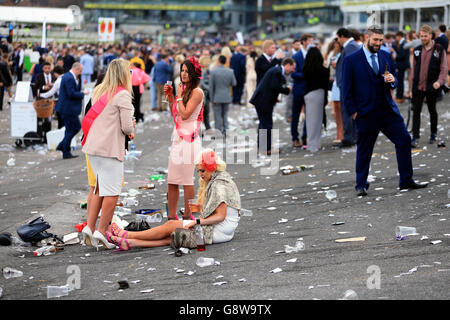 Racegoers après la course a terminé le Ladies Day of the Crabbie's Grand National Festival à Aintree Racecourse, Liverpool. APPUYEZ SUR ASSOCIATION photo. Date de la photo: Vendredi 8 avril 2016. Voir PA Story RACING Aintree. Le crédit photo devrait se lire comme suit : Mike Egerton/PA Wire Banque D'Images