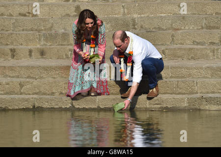 Le duc et la duchesse de Cambridge place fleurit dans l'eau lors d'une visite au réservoir d'eau de BANGANGA à Mumbai, en Inde, le premier jour de la visite royale en Inde et au Bhoutan. Banque D'Images