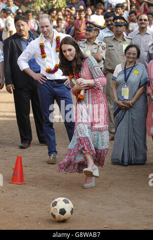 Le duc et la duchesse de Cambridge jouent au football lors d'une visite au réservoir d'eau de Banganga à Mumbai, en Inde, au cours du premier jour de la tournée royale en Inde et au Bhoutan. Banque D'Images