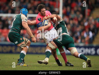 Le Stade Francais Paul Gabbrillagues est attaqué par Graham Kitchener, de Leicester Tigers, et Dom Barrow lors de la coupe des champions d'Europe, quart de finale, à Welford Road, Leicester. Banque D'Images
