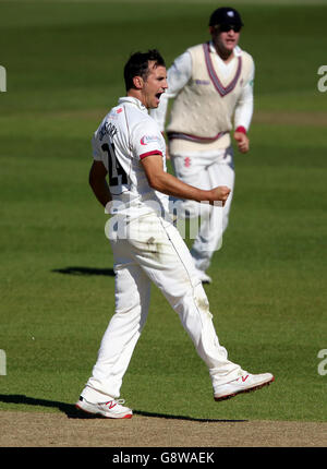 Lewis Gregory de Somerset célèbre après avoir pris le cricket de Michael Richardson de Durham pendant le premier jour du match de championnat du comté de Specsavers à Emirates Riverside, Durham. Banque D'Images