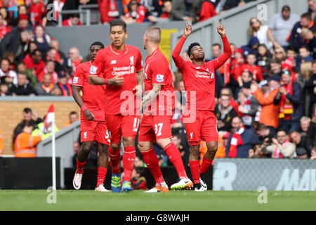 Daniel Sturridge, de Liverpool (à droite), célèbre le deuxième but de sa partie lors du match de la Barclays Premier League à Anfield, Liverpool. Banque D'Images