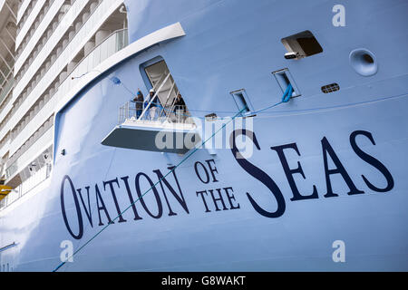 Ovation of the Seas, avec 18 ponts et aventures extraordinaires à bord, est un tout nouveau navire de la Royal Caribbean et le premier des nouveaux navires à naviguer dans Southampton cette saison. Banque D'Images