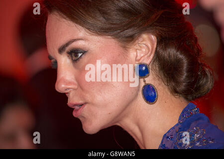 La duchesse de Cambridge arrive à un gala de la Charité Bollywood organisé par le Haut-commissariat britannique et le British Asian Trust à l'hôtel Taj Mahal Palace à Mumbai, en Inde, au cours du premier jour de la tournée royale en Inde et au Bhoutan. Banque D'Images