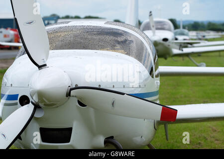 La pluie sur un avion léger à la canopée d'un aérodrome d'aviation générale au Royaume-Uni Banque D'Images