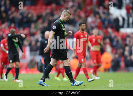 Liverpool v Stoke City - Barclays Premier League - Anfield.Ryan Shawcross de stoke City semble abattu à la fin du match contre Liverpool Banque D'Images