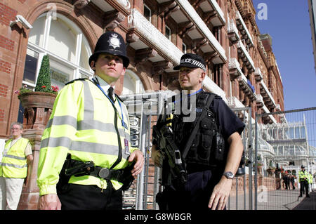 Une forte présence policière est visible le jour d'ouverture de la Conférence du Parti travailliste à Brighton, dans l'est du Sussex, le dimanche 25 septembre 2005. APPUYEZ SUR ASSOCIATION PHOTO. Le crédit photo devrait se lire : Andrew Parsons/PA Banque D'Images