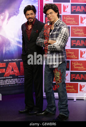 Shah Rukh Khan, star de Bollywood, rencontre son double cirage au musée Madame Tussauds de Londres. Banque D'Images