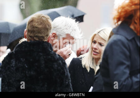 Ce matin, le présentateur Phillip Schofield essuie les yeux tandis que Holly Willoughby regarde à la suite des funérailles de Denise Robertson Sunderland Minster, une tante de la télé. Banque D'Images