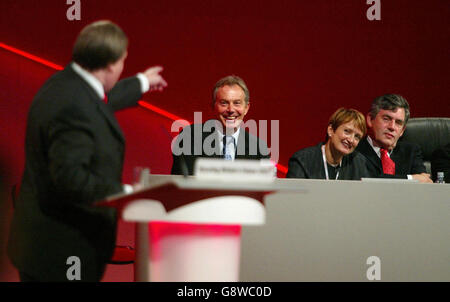 Le chef adjoint du travail, John Prescott, signale au Premier ministre Tony Blair (à gauche) lors de son discours à la Conférence du Parti travailliste à Brighton, le dimanche 25 septembre 2005. APPUYEZ SUR ASSOCIATION photo. Le crédit photo devrait se lire: Chris Ison/PA Banque D'Images