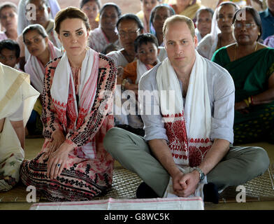 Le duc et la duchesse de Cambridge lors d'une visite du village de Pan Bari au parc national de Kaziranga, à Assam, en Inde, le quatrième jour de la tournée royale en Inde et au Bhoutan. Banque D'Images