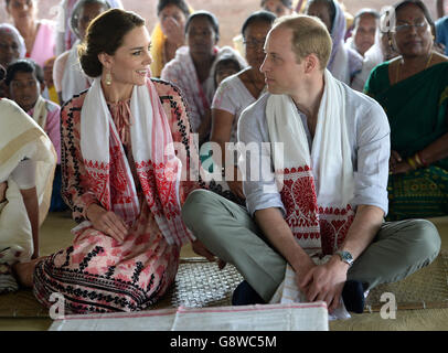 Le duc et la duchesse de Cambridge lors d'une visite du village de Pan Bari au parc national de Kaziranga, à Assam, en Inde, le quatrième jour de la tournée royale en Inde et au Bhoutan. Banque D'Images