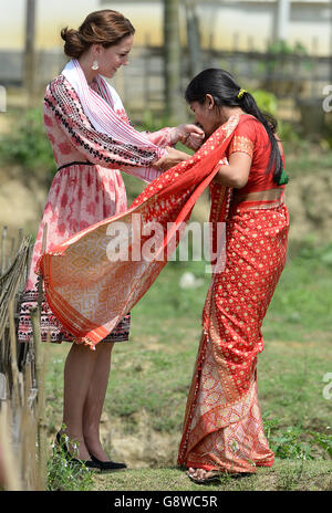 La duchesse de Cambridge est accueillie par un résident local lors d'une visite du village de Pan Bari au parc national de Kaziranga, à Assam, en Inde, le quatrième jour de la visite royale en Inde et au Bhoutan. Banque D'Images